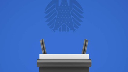 Ein leeres Sprecherpult im Bundestag