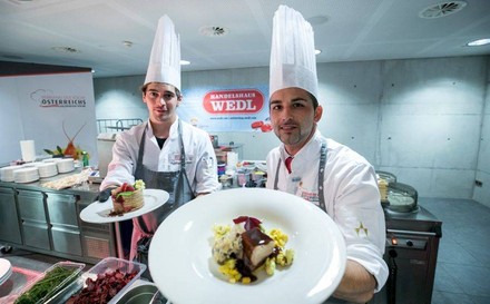 Alexander Forbes mit einem Mitarbeiter auf der Wedl-Hausmesse.