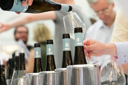 Wein wird eingeschenkt