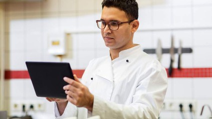 Ein Koch mit einem Tablet