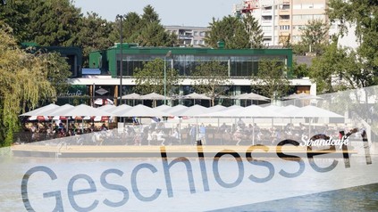 Das Strandcafé mit einem Geschlossen-Banner