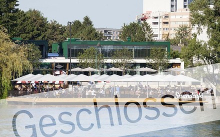 Das Strandcafé mit einem Geschlossen-Banner