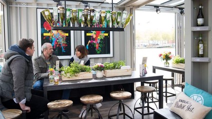 Männer an Tisch in Restaurant Aldi-Bistro Köln