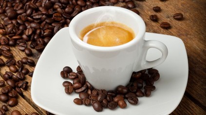 Espresso-Tasse mit ganzen Bohnen