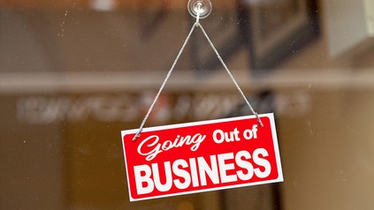 "Going out of business"-Schild an einer Café-Tür