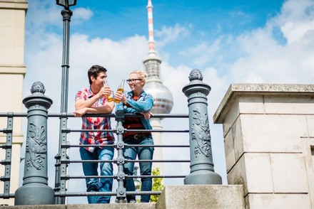 Paar trinkt Getränk