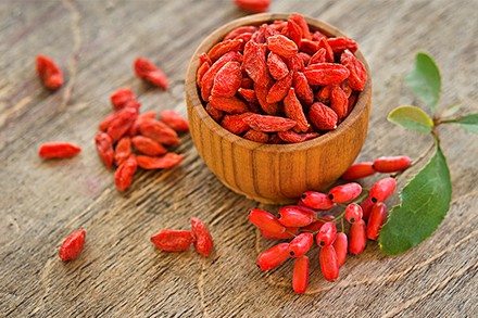 Eine Schüssel voller frischer Giji-Beeren