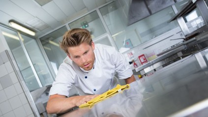 Gastronom putzt Küche