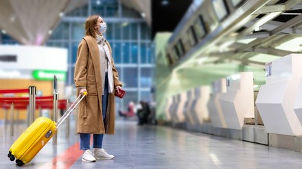 Eine Reisende auf dem Flughafen
