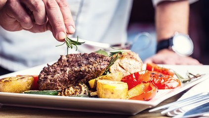 Eine Kellnerin im Restaurant