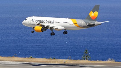 Ein Flugzeug mit dem Logo von Thomas Cook