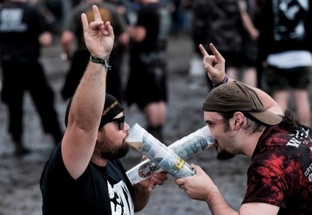 Zwei Metal Fans trinken Bier aus Becher