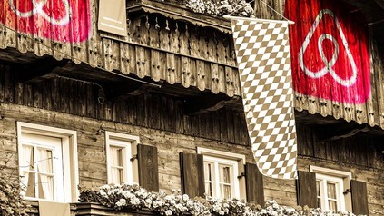 Das Airbnb-Logo an einer Hüttenwand