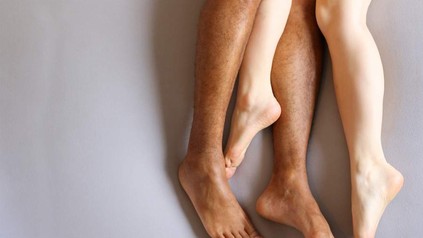 Nackte Füße von Mann und Frau