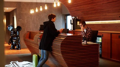 Mann an Rezeption Lindner Hotel