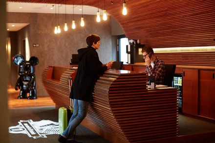 Mann an Rezeption Lindner Hotel