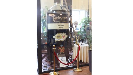 Undichte Riesen-Weinflasche