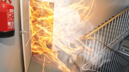 Feuer kommt aus Gang ins Treppenhaus