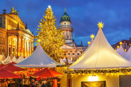 Der Berliner Weihnachtsmarkt am Gendarmenplatz bei Nacht