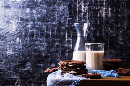 Milch und Kekse auf Tisch