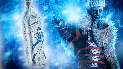 Ein weißer Wanderer aus der Serie Game of Thrones der auf eine weißblaue Whiskyflasche von Johnnie Walker zeigt
