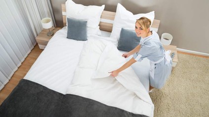 Frau beim Housekeeping