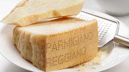 ein Stück Parmesan