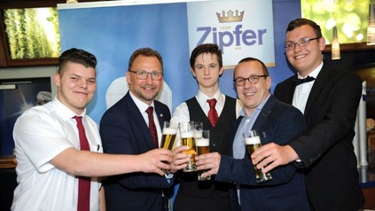 Die Zapf Master2017 (v. l.): Lukas Grubmüller (2. Platz), Christian Payrhuber (Brau Union), Gewinner Kristian Kovacic, Zipfer-Braumeister Harald Raidl und Peter Hartl (3. Platz)