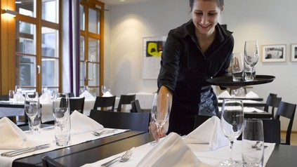 Kellnerin beim Service