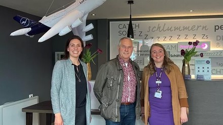 v. r. n. l.: Stefanie Glanemann, Hotel Manager (Premier Inn München Airport Süd); Josef Niedermair (Bürgermeister von Hallbergmoos), Marianne Stöber (Premier Inn München Airport Ost) (Foto: © Premier Inn)