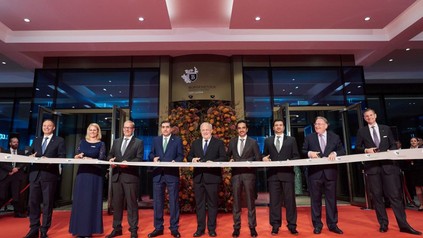 Leute schneiden Band bei Eröffnungsfeier durch