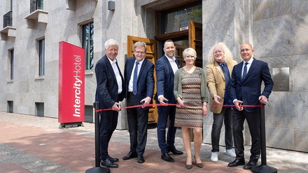 v. l. n. r.: Architekt Ralf Schulte-Ladbeck, Stadtrat Ludger Wilde, Geschäftsführer der IntercityHotel GmbH Christian Kaschner, General Managerin des IntercityHotel Dortmund Petra Bantle, Bezirksbürgermeister Friedrich Fuß und Geschäftsführender Gesellschafter der B&L Gruppe Thorsten Testorp bei der feierlichen Eröffnung des IntercityHotel Dortmund. (Foto: © Steigenberger Hotels AG/Jana Kay)