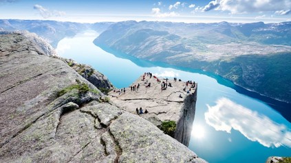 Touristen an Fjordlandschaft