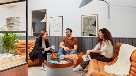 Gruppe im Adagio-Coliving-Apartment