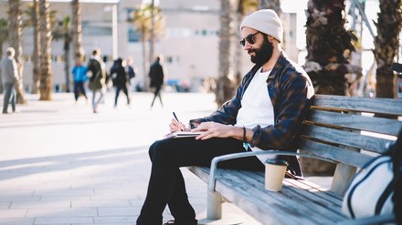 Ein Tourist auf einer Bank