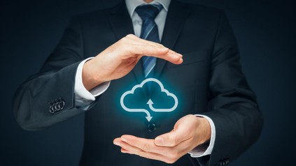 Mann hält Cloud Symbol in seiner Hand