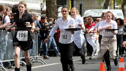 Eischnee schlagen im Laufen: Siebter Berliner Kellnerlauf.