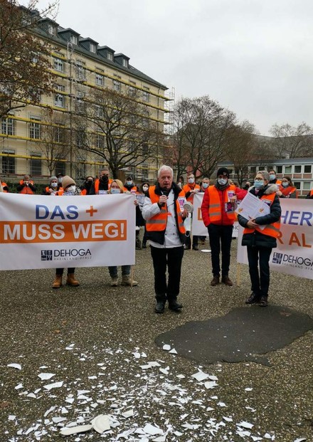 Schilder mit verschiedenen Aufschriften zeigten die Verzweiflung der Demonstranten. (Foto: © DEHOGA RLP)