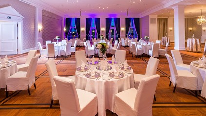 Ein elegant eingedeckter Speisesaal des Dorint Parkhotel Bremen