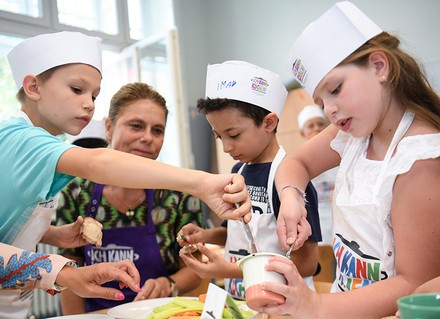 Sarah Wiener mit Kinderköchen
