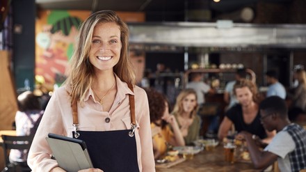 Eine Kellnerin im Restaurant