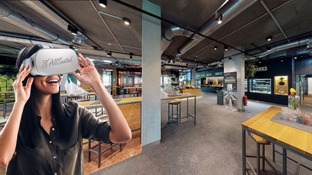 Eine Frau erkundet mit VR-Brille ein Hotelrestaurant