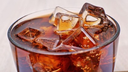 Colaglas mit Eiswürfeln