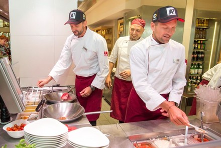 Köche in Küche beim Kochen