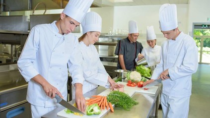 Eine Gruppe junger Köche in der Küche