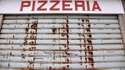 Pizzeria Außenansicht heruntergelassene Rollos