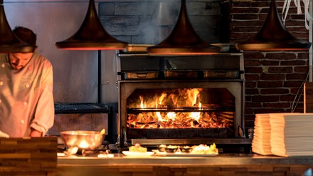 ein Koch in einem Restaurant