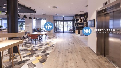 Ein Novotel von innen in dem digital angezeigt wird, wo sich welche Räume befinden
