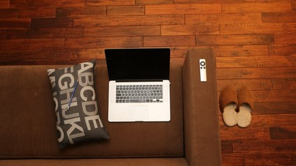 Laptop auf Sofa