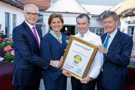 Karl Stoss, Casinos Austria Vorstandsdirektorin Bettina Glatz-Kremsner, Toni Mörwald und Karl Hohenlohe halten Auszeichnung in ihren Händen
